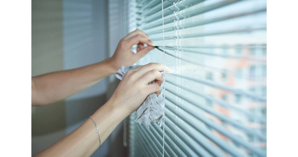 Як помити жалюзі на вікні