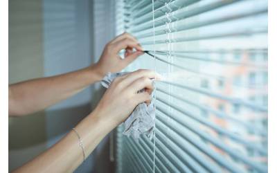 Як помити жалюзі на вікні