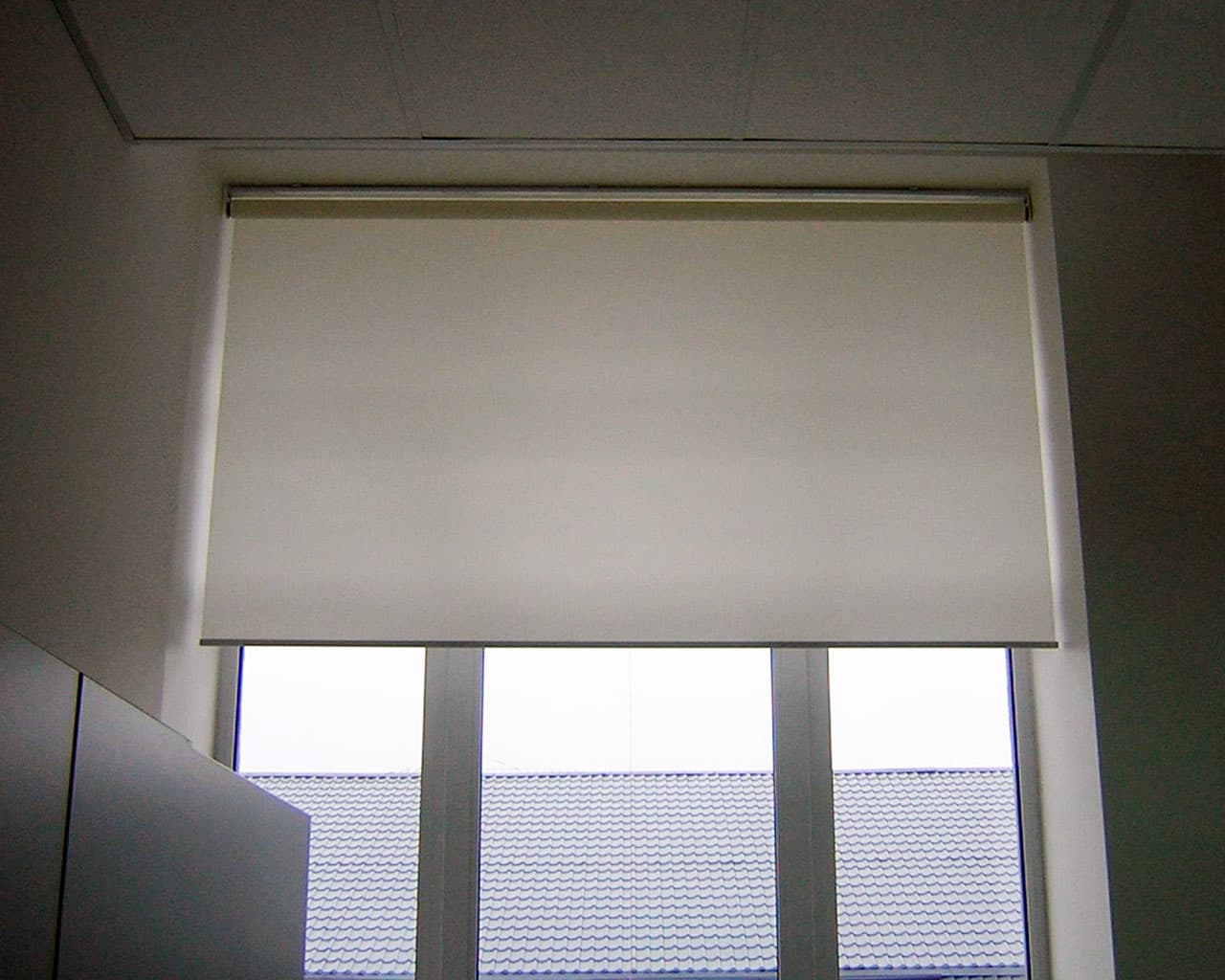 Встановлення тканинних ролет відкритого типу.