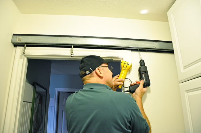 Як встановити розсувні міжкімнатні двері.